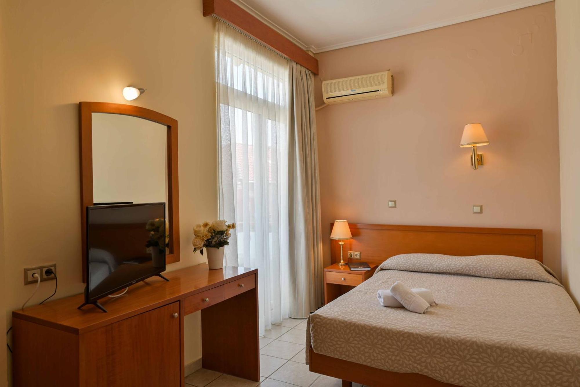 Neda Hotel Ancient Olympia Room photo